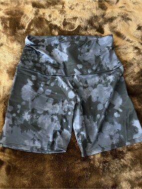 NWOT!  Onzie Moonstone Black & Gray Tie-Dye High-Waist Bike Shorts